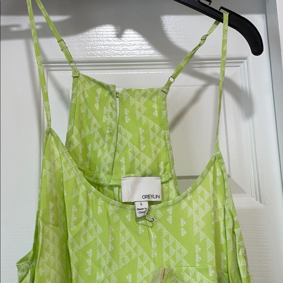 BNWT Sleeveless Shirt with long side - Picture 3 of 10